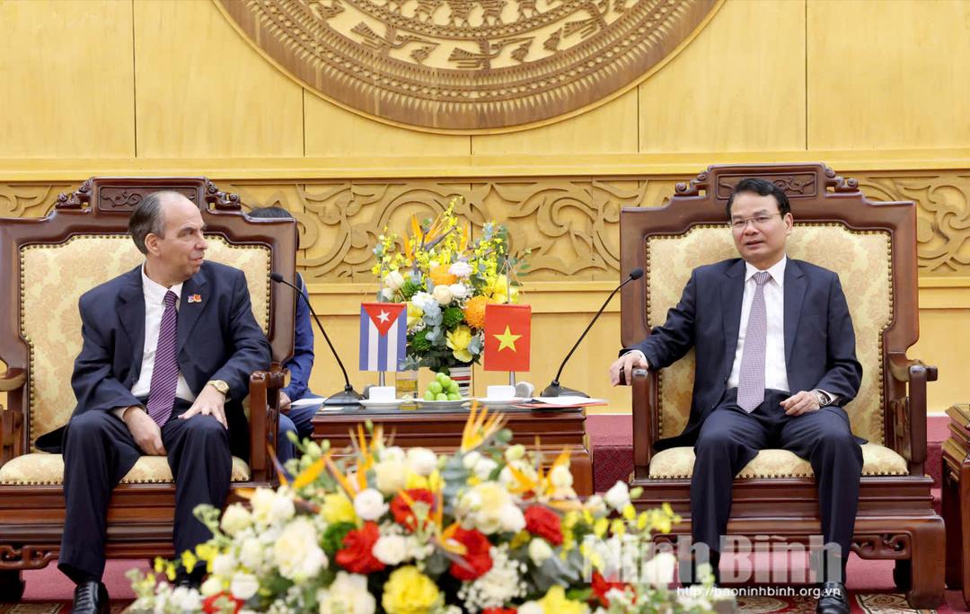Đồng chí Bí thư Tỉnh ủy Đặng Xuân Phong tiếp xã giao Đại sứ đặc mệnh toàn quyền Cuba tại Việt Nam Rogelio Polanco Fuentes.