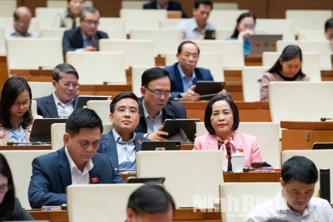 Đồng chí Phó Chủ tịch Quốc hội Nguyễn Thị Thanh và các đại biểu Quốc hội tỉnh Ninh Bình tham dự phiên thảo luận tại Hội trường Diên Hồng chiều 28/11.