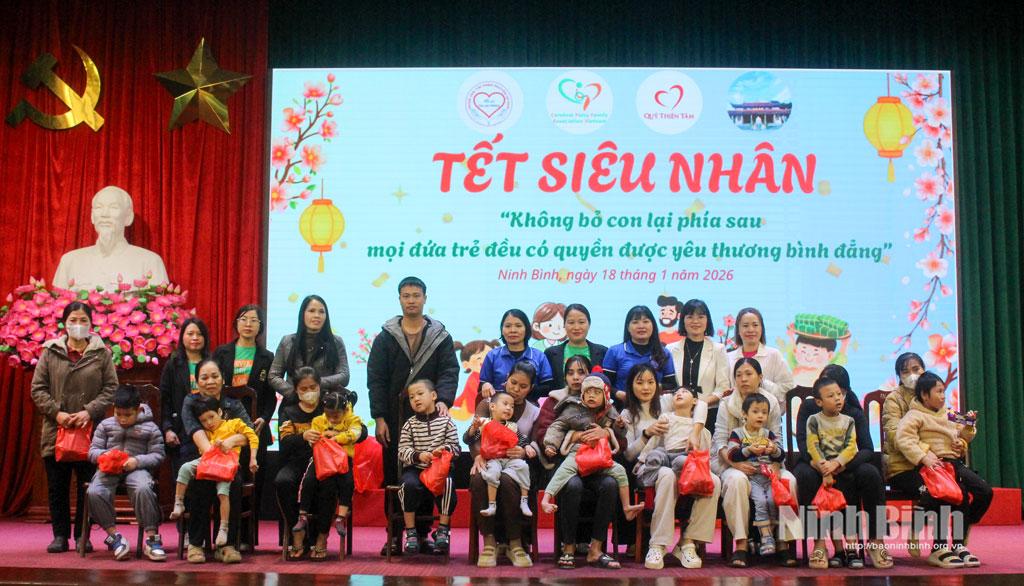 Các phần quà ý nghĩa được trao tặng cho các bé và gia đình.