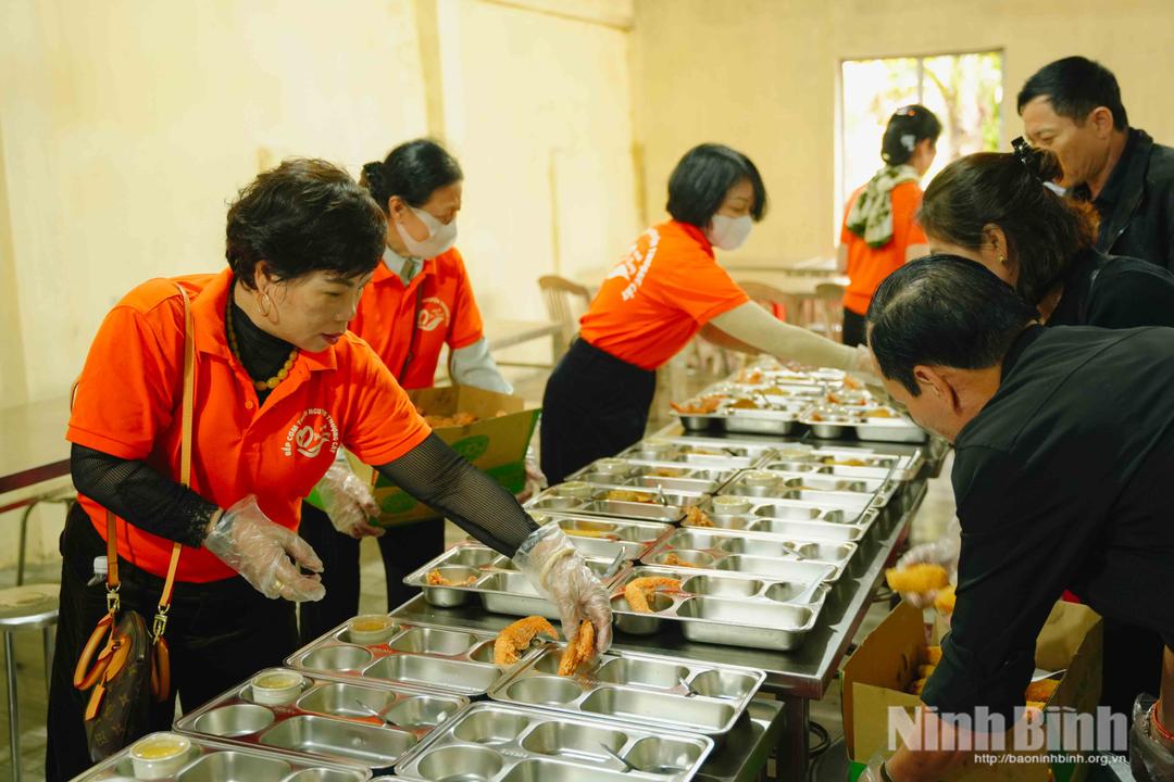 Nhóm thiện nguyện chuẩn bị các phần ăn cho các đối tượng đang được chăm sóc tại Trung tâm Bảo trợ xã hội Hà Nam.