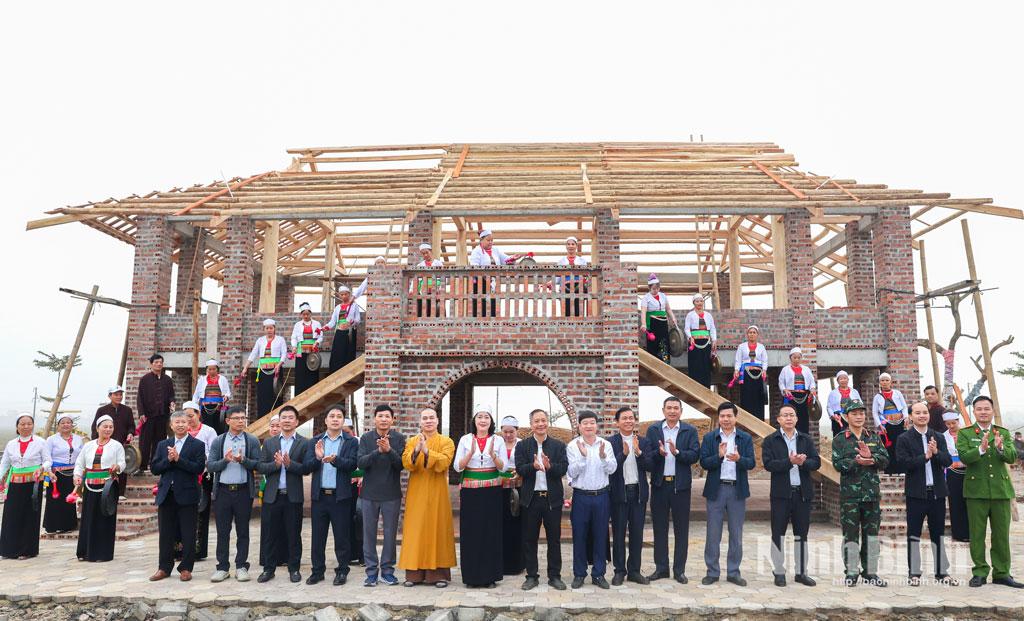 Các đại biểu chụp ảnh lưu niệm trước Nhà sàn truyền thống - công trình trọng điểm trong khuôn viên Khu văn hóa phường Yên Sơn đang trong giai đoạn hoàn thiện.