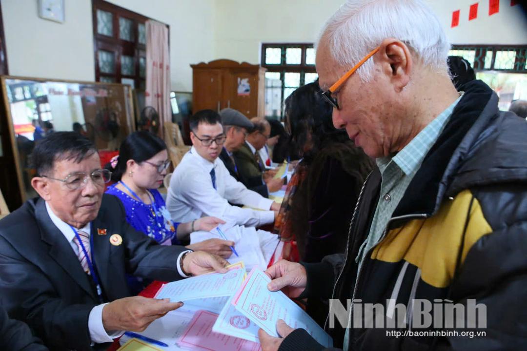 Cử tri cao tuổi phường Nam Định tích cực đi bầu cử từ sớm. Ảnh: Thuỳ Dung.