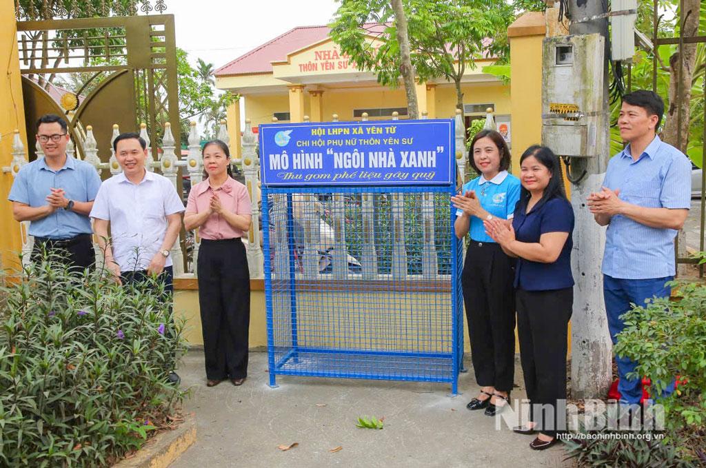 Lãnh đạo xã, lãnh đạo Hội LHPN xã Yên Từ và Chi hội phụ nữ thôn Yên Sư khánh thành “Ngôi nhà xanh”.