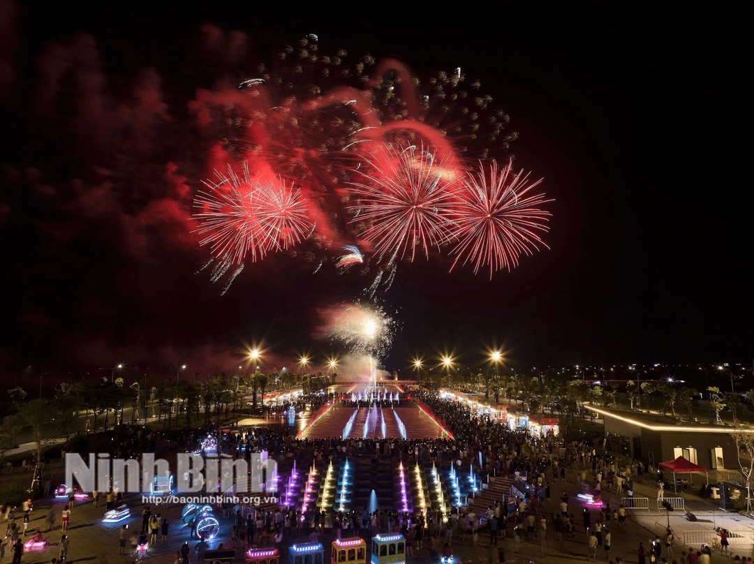 Màn bắn pháo hoa tại Quảng trường Công viên Lễ hội Sun Urban City. Ảnh: PV