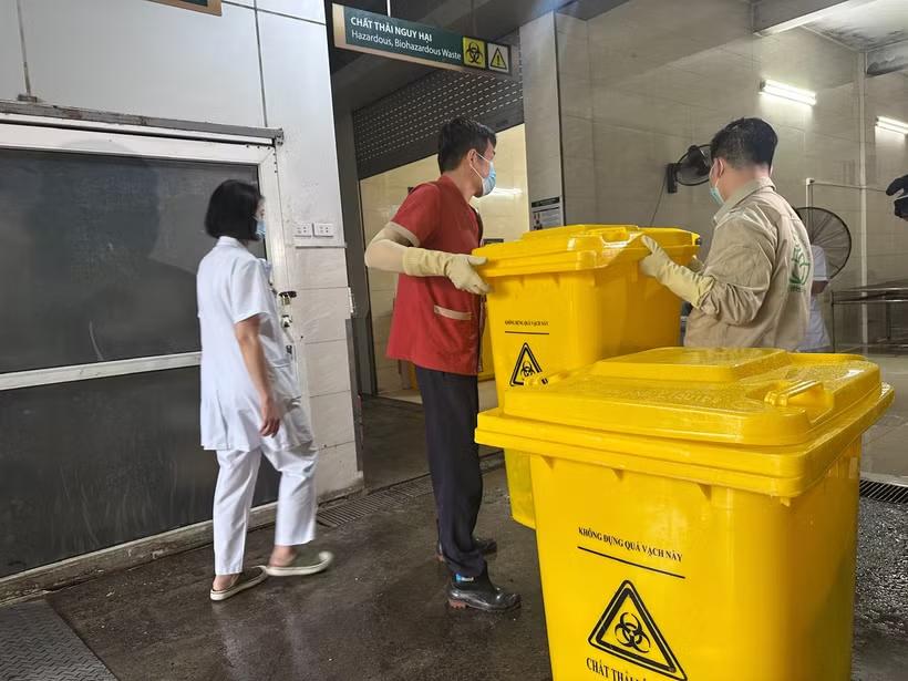 Thu gom chất thải y tế tại Bệnh viện Bạch Mai. (Ảnh: PV/Vietnam+)