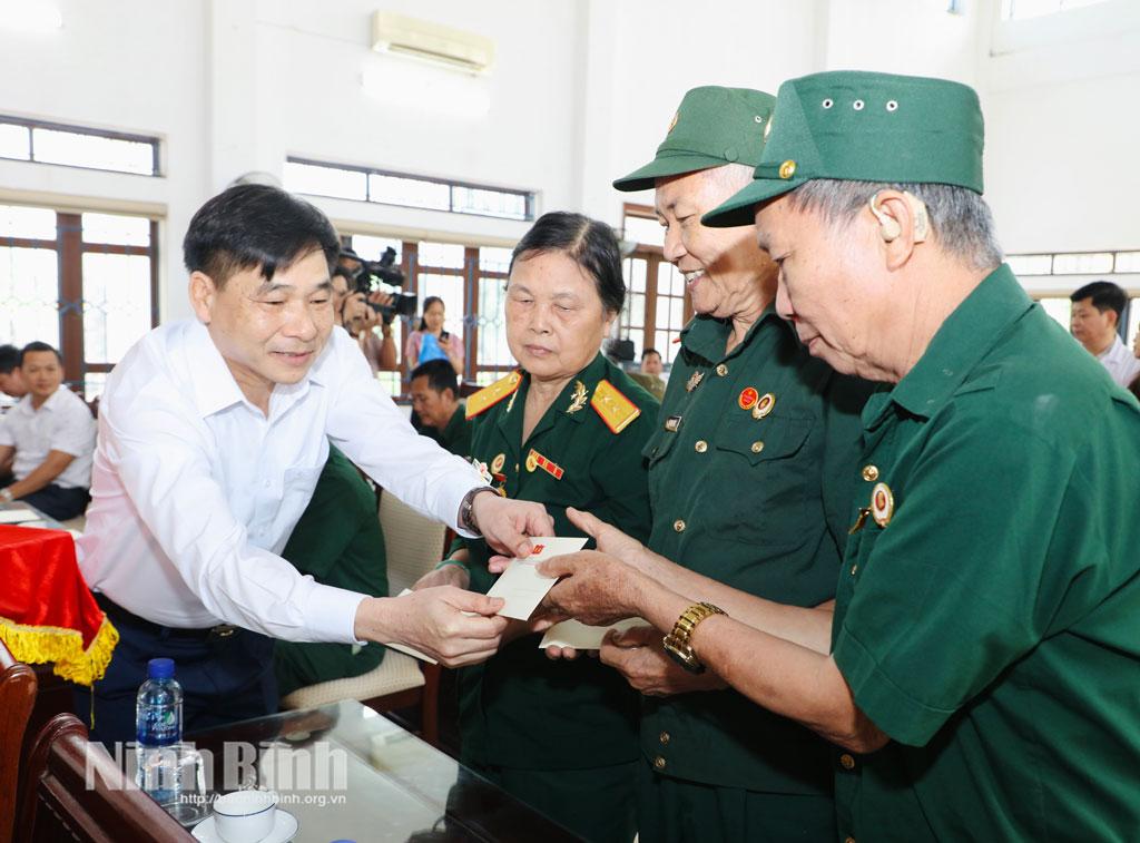 Đồng chí Phó Chủ tịch UBND tỉnh Nguyễn Anh Chức trao quà của Tổng Bí thư, Chủ tịch nước Tô Lâm cho người có công đang điều dưỡng tại Cơ sở Điều dưỡng thương binh Nho Quan (thuộc Trung tâm Điều dưỡng người có công tỉnh).