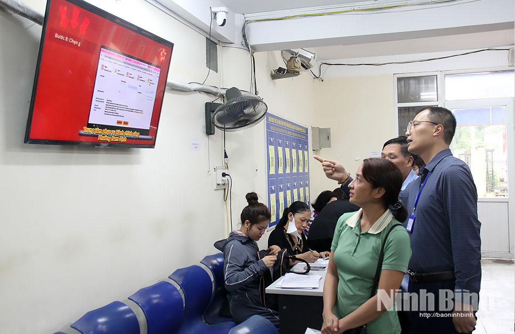 Người dân phường Nam Định được hướng dẫn quy trình sử dụng AI trong giải quyết thủ tục hành chính.