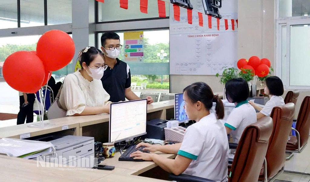 Đón tiếp người bệnh tại Bệnh viện Sản - Nhi tỉnh Ninh Bình.