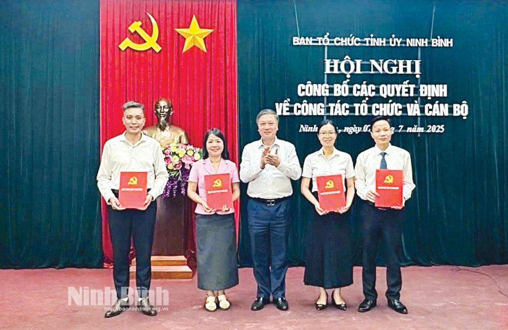 Đồng chí Đinh Việt Dũng, Ủy viên Ban Thường vụ Tỉnh ủy, Trưởng Ban Tổ chức Tỉnh ủy trao quyết định cho lãnh đạo các phòng và tương đương thuộc Ban Tổ chức Tỉnh uỷ. Ảnh: Đức Lam