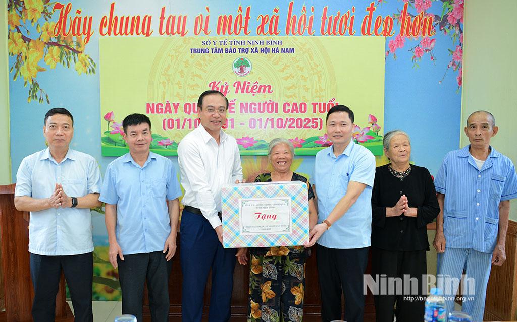 Đồng chí Đặng Thanh Sơn, Ủy viên Ban Thường vụ Tỉnh ủy, Phó Chủ tịch Thường trực HĐND tỉnh thăm, tặng quà tại Trung tâm Bảo trợ xã hội Hà Nam.