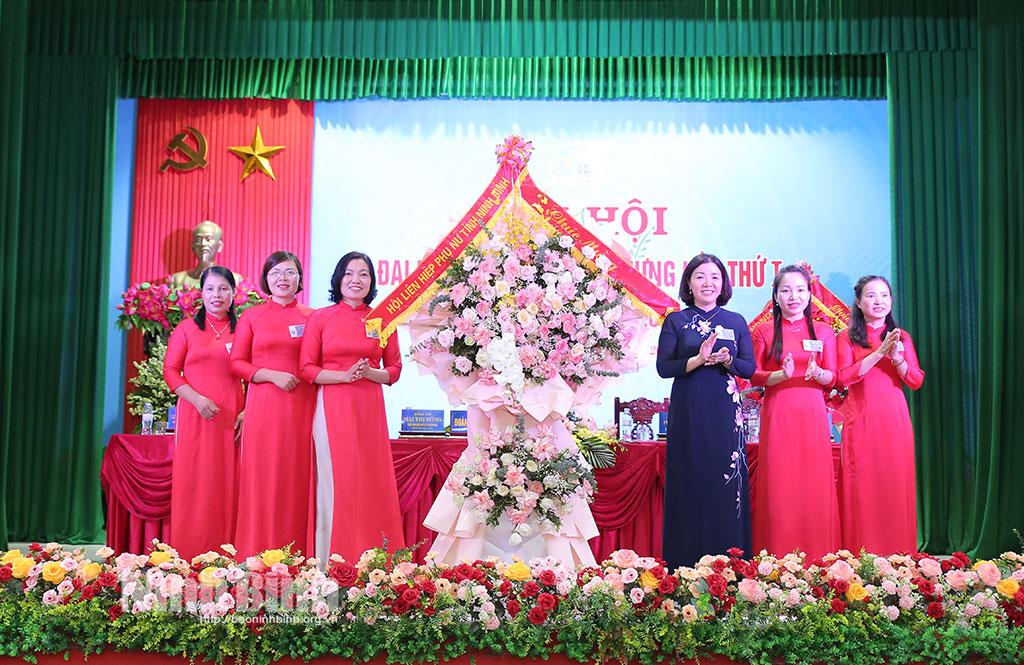 Đồng chí Đào Thị Hòa, Tỉnh ủy viên, Phó Chủ tịch Ủy ban MTTQ Việt Nam tỉnh, Chủ tịch Hội LHPN tỉnh tặng hoa chúc mừng Ban Chấp hành Hội LHPN xã Hải Hưng.