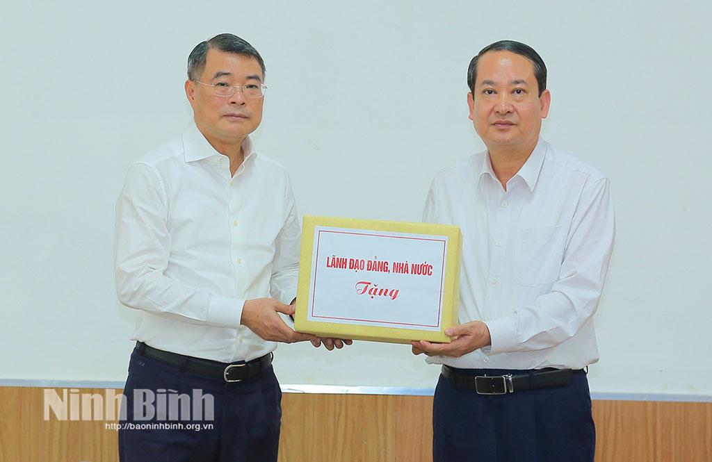 Đồng chí Lê Minh Hưng, Ủy viên Bộ Chính trị, Bí thư Trung ương Đảng, Trưởng Ban Tổ chức Trung ương trao hỗ trợ của lãnh đạo Đảng, Nhà nước cho tỉnh Ninh Bình khắc phục hậu quả bão số 10.