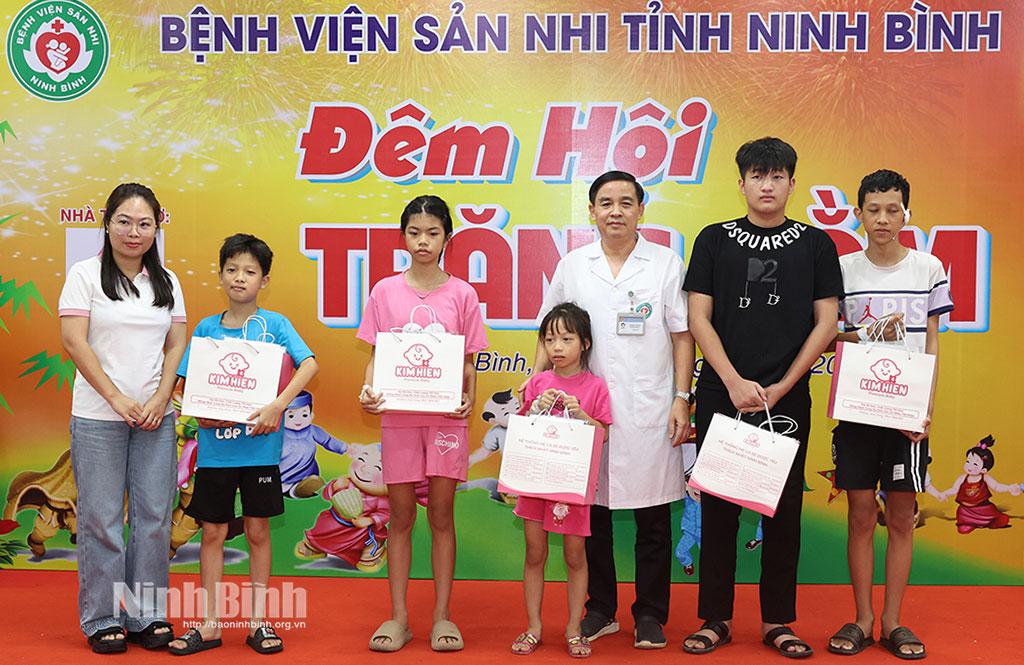 Lãnh đạo Bệnh viện Sản Nhi tỉnh cùng nhà hảo tâm trao quà cho các bệnh nhi đang điều trị nội trú tại Bệnh viện.
