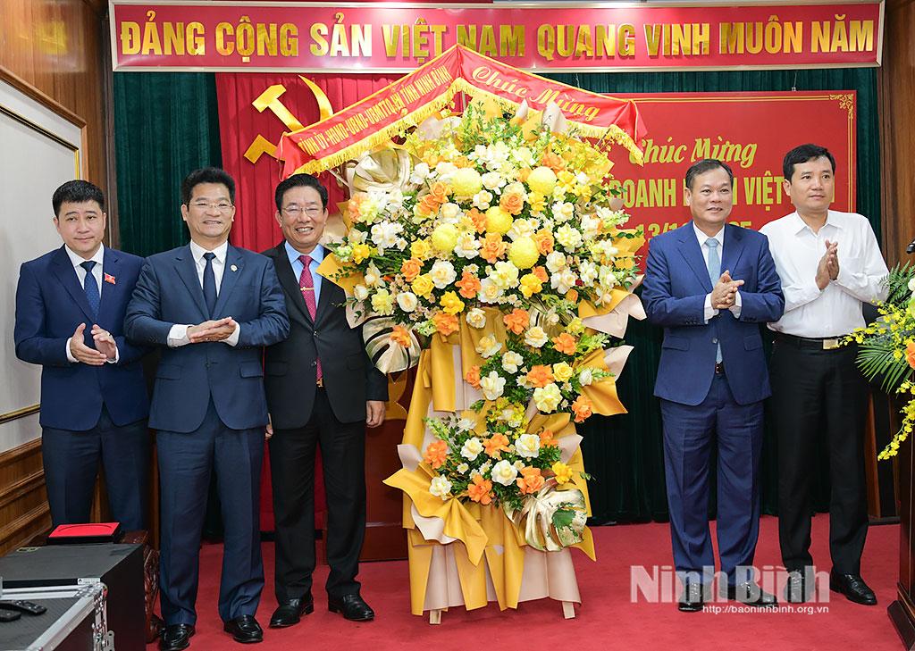 Đồng chí Lê Quốc Chỉnh, Phó Bí thư Tỉnh ủy, Chủ tịch HĐND tỉnh tặng hoa chúc mừng Công ty cổ phần Tập đoàn đầu tư phát triển Trường An (phường Đông A).