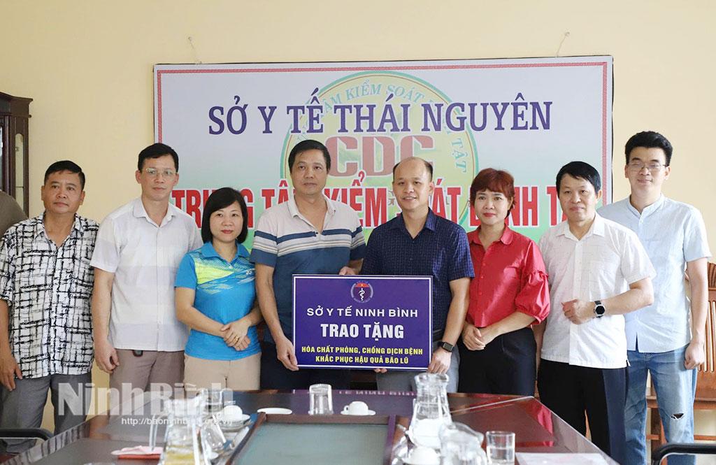 Lãnh đạo Trung tâm Kiểm soát bệnh tật tỉnh Ninh Bình trao tặng hoá chất cho Sở Y tế tỉnh Thái Nguyên.