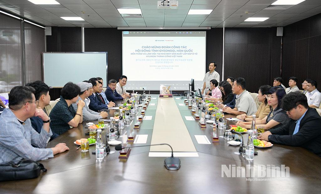 Đồng chí Mai Thanh Long, Tỉnh Ủy viên, Phó Chủ tịch HĐND tỉnh và đoàn công tác Hội đồng tỉnh Gyeonggi làm việc tại nhà máy sản xuất ô tô Hyundai Thành Công Việt Nam.