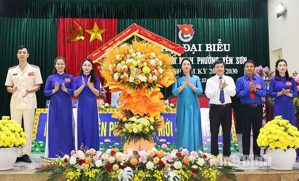 Các đồng chí lãnh đạo phường Yên Sơn tặng hoa chúc mừng Đại hội.