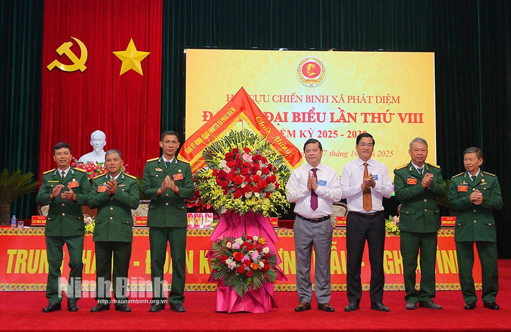 Lãnh đạo xã Phát Diệm tặng hoa chúc mừng Đại hội. Ảnh: Anh Tuấn