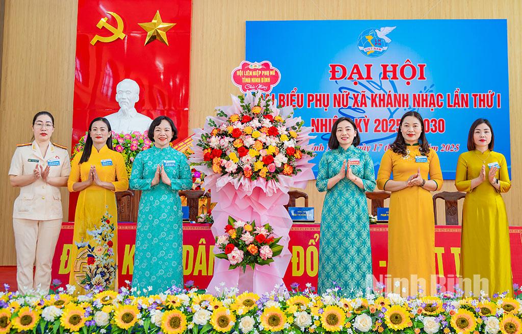 Đại diện Hội LHPN tỉnh tặng hoa chúc mừng Đại hội.