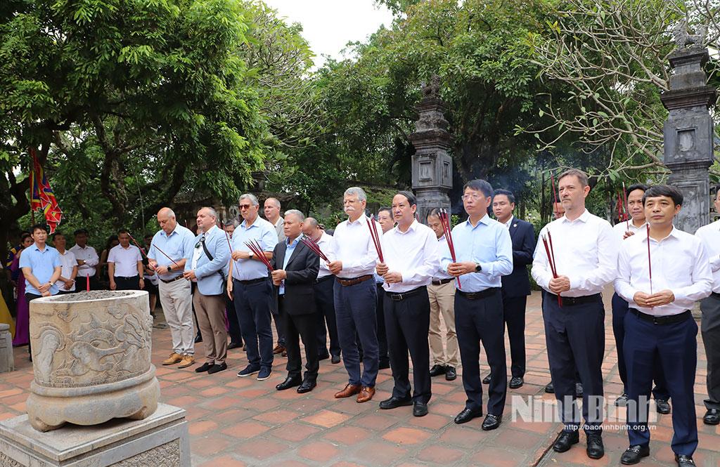 Các đồng chí lãnh đạo tỉnh Ninh Bình và Đoàn đại biểu Quốc hội Hungary dâng hương tại Đền thờ Vua Lê Đại Hành.