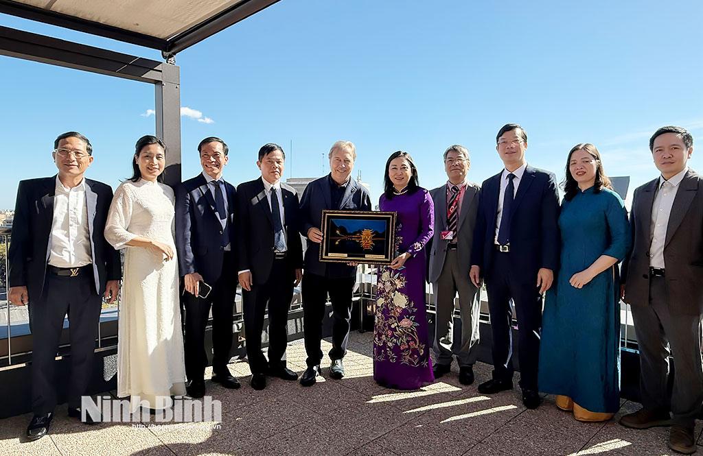 Đồng chí Đinh Thị Lụa, Phó Bí thư Thường trực Tỉnh ủy, Trưởng Đoàn công tác tặng quà lưu niệm cho Chủ tịch Phòng Thương mại Barcelona.