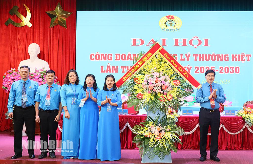 Đồng chí Nguyễn Hải Long, Tỉnh ủy viên, Phó Chủ tịch Ủy ban MTTQ Việt Nam tỉnh, Chủ tịch Liên đoàn Lao động tỉnh tặng hoa chúc mừng Đại hội.