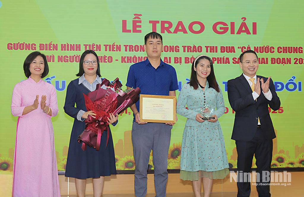 Nhóm phóng viên Báo và phát thanh, truyền hình Ninh Bình vinh dự đạt Giải Khuyến khích với loạt bài 3 kỳ “Nối yêu thương, dựng xây những mái ấm bình yên”.