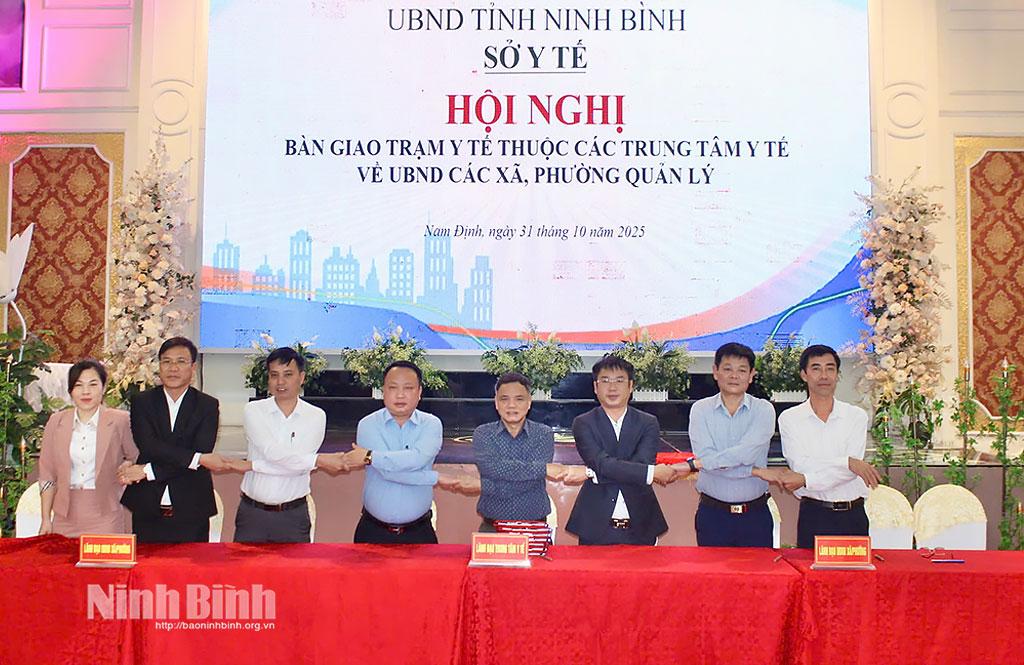 Đại diện Trung tâm Y tế Nam Trực ký kết bàn giao Trạm Y tế về UBND các xã quản lý.