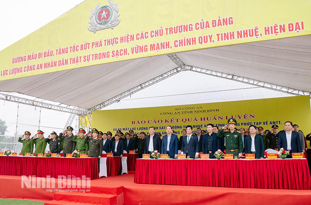 Các đại biểu tham dự buổi lễ.