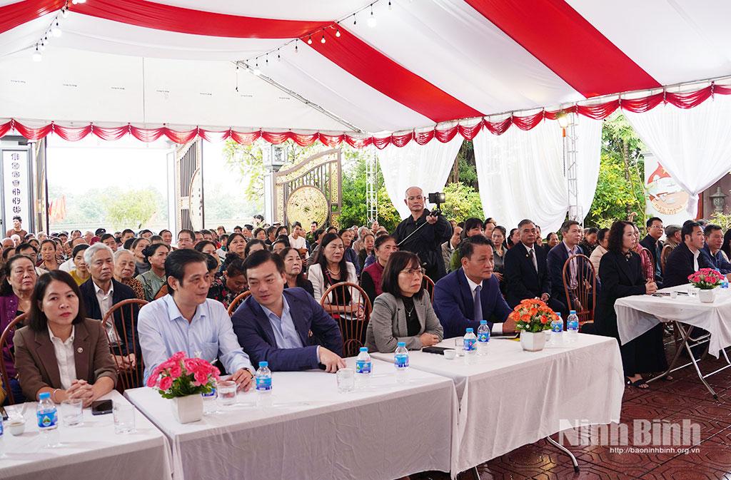 Các đồng chí lãnh đạo phường Phủ Lý dự Ngày hội Đại đoàn kết toàn dân tộc cùng nhân dân tổ dân phố Mễ Nội.