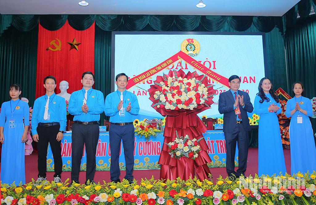 Lãnh đạo Liên đoàn Lao động tỉnh tặng hoa chúc mừng Đại hội.