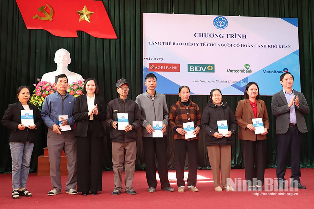 Lãnh đạo BHXH tỉnh cùng nhà tài trợ trao thẻ BHYT cho người dân có hoàn cảnh khó khăn.