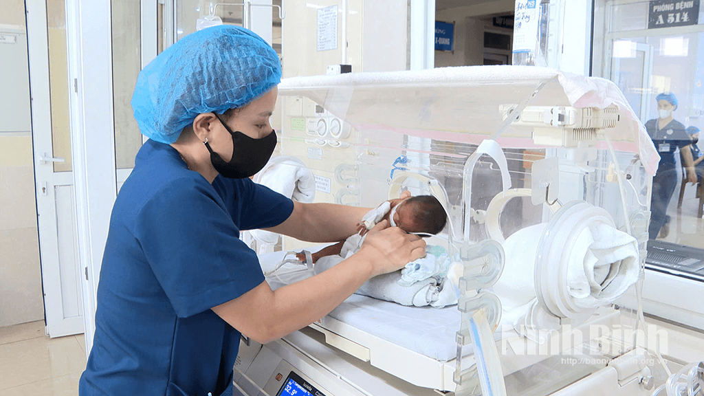 Chăm sóc trẻ sơ sinh tại Khoa Sơ sinh, Bệnh viện Sản-Nhi tỉnh Ninh Bình.