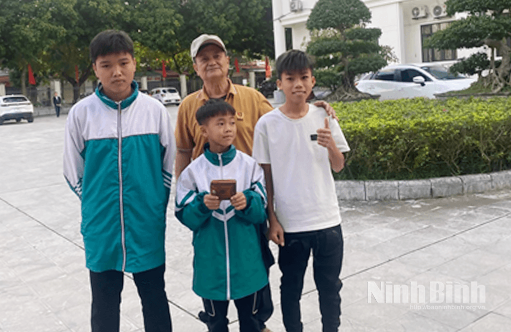 Tài sản đã được các cháu học sinh trao trả lại cho Bác Đinh Xuân Thêm, tổ dân phố Khánh Trung- Ninh Khang( Hoa Lư- Ninh Bình)