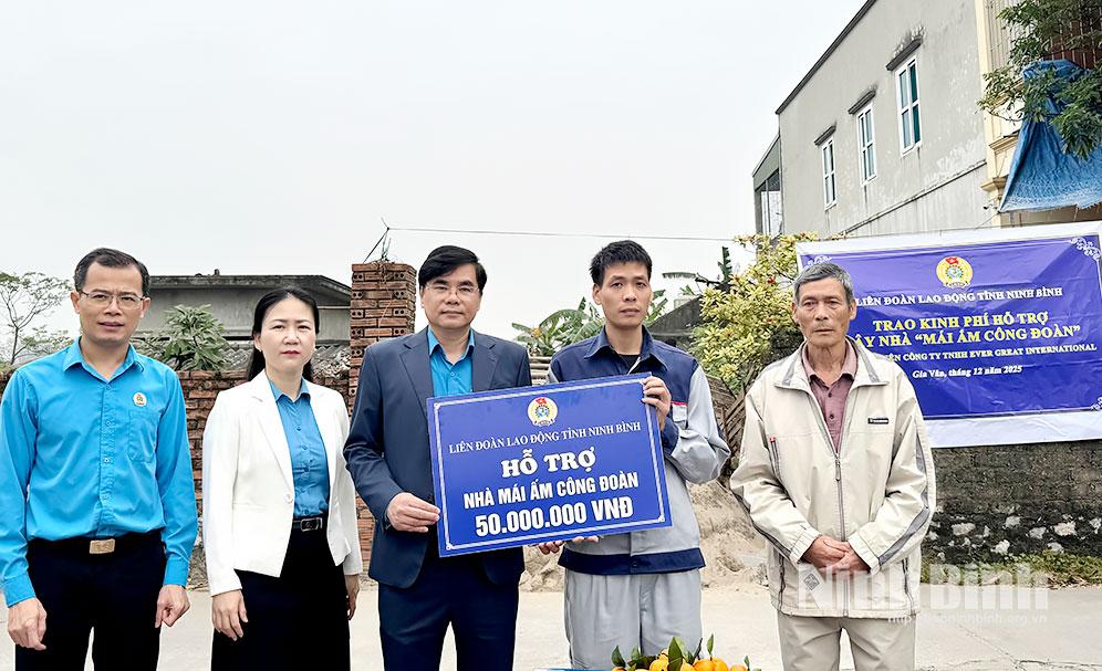 Liên đoàn Lao động tỉnh trao kinh phí hỗ trợ xây nhà “Mái ấm công đoàn”