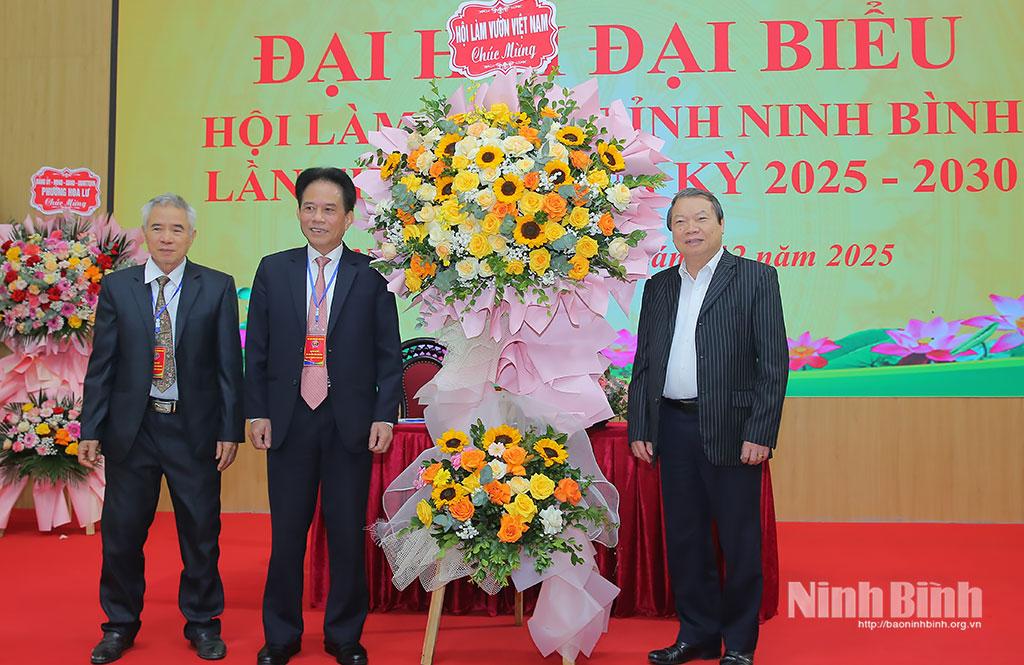 Lãnh đạo Hội Làm vườn Việt Nam tặng hoa chúc mừng Đại hội.