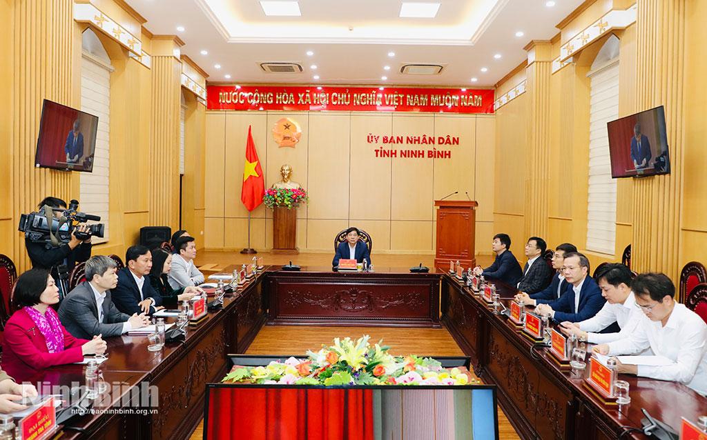 Đồng chí Nguyễn Anh Chức, Ủy viên Ban Thường vụ Tỉnh ủy, Phó Chủ tịch UBND tỉnh và các đại biểu dự hội nghị tại điểm cầu Ninh Bình.