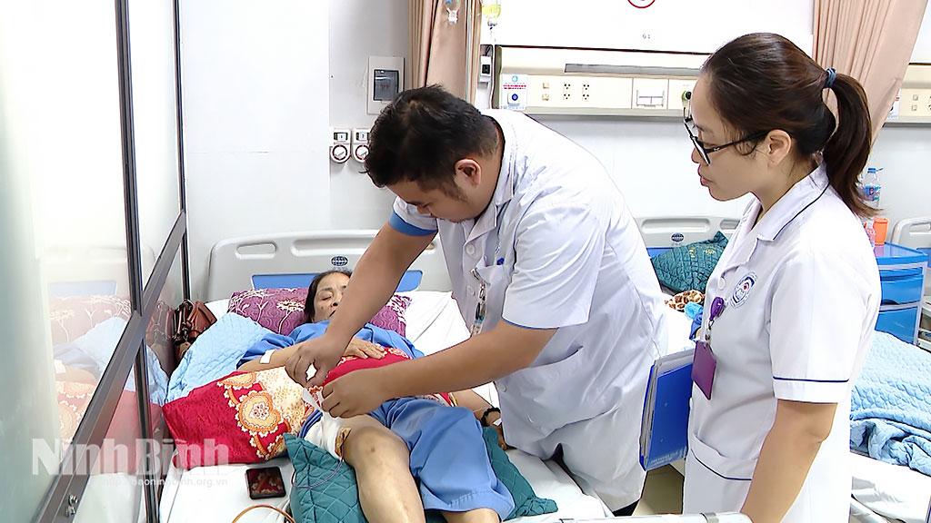 Chăm sóc người bệnh sau phẫu thuật tại Bệnh viện Đa khoa tỉnh.