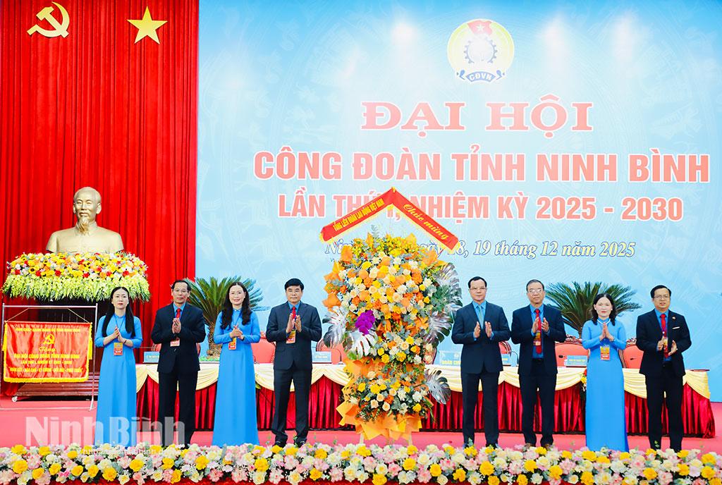Đồng chí Nguyễn Đình Khang, Ủy viên Trung ương Đảng, Phó Chủ tịch Ủy ban Trung ương MTTQ Việt Nam, Chủ tịch Tổng Liên đoàn Lao động Việt Nam tặng hoa chúc mừng Đại hội.