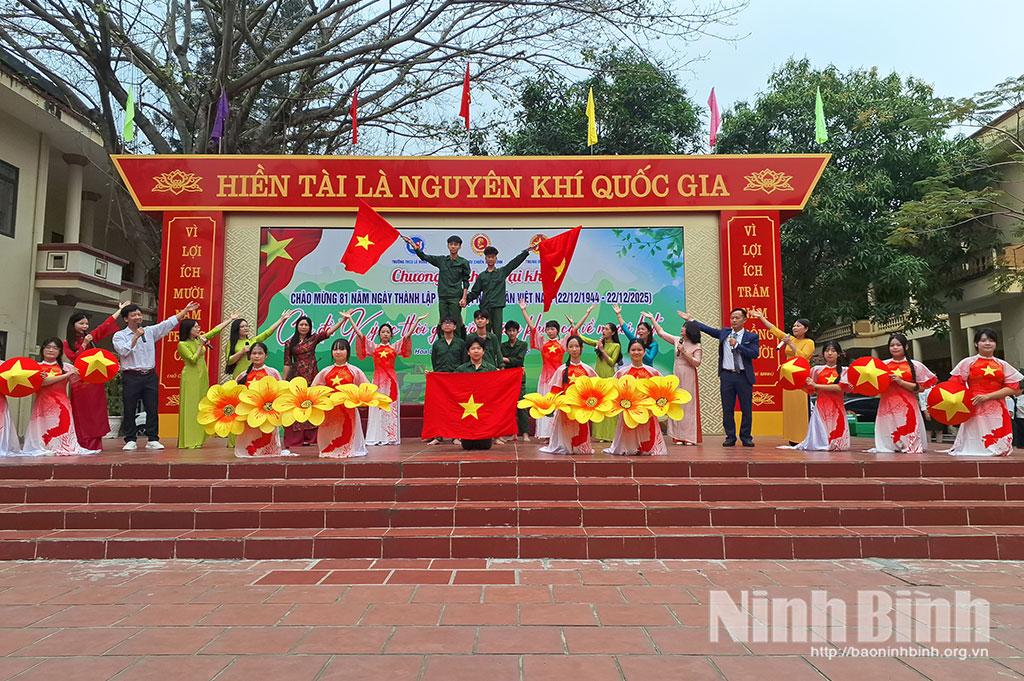 Tiết mục ca nhạc chào mừng kỷ niệm 81 năm ngày thành lập Quân đội nhân dân Việt Nam của thầy và trò Trường THCS Lê Hồng Phong.