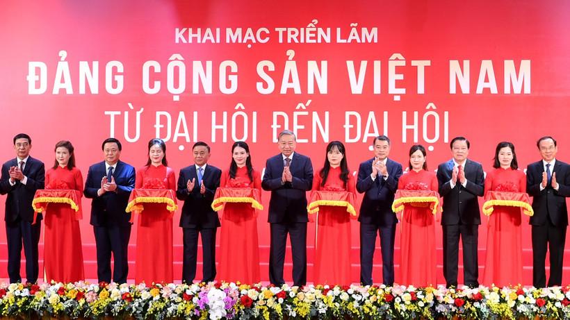 Tổng Bí thư Tô Lâm và các đồng chí lãnh đạo Đảng, Nhà nước cắt băng khai mạc Triển lãm “Đảng Cộng sản Việt Nam - Từ Đại hội đến Đại hội”. (Ảnh ĐĂNG KHOA)