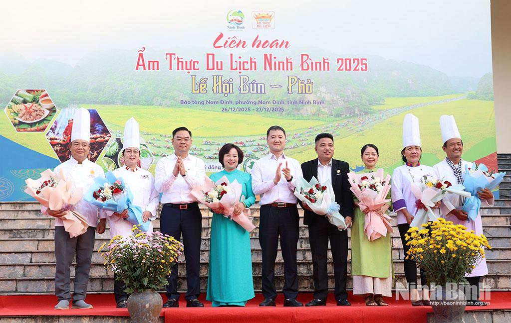 Lãnh đạo Sở Du lịch Ninh Bình và phường Nam Định tặng hoa chúc mừng liên hoan.
