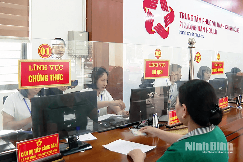 Cán bộ Trung tâm Phục vụ hành chính công phường Nam Hoa Lư (Ninh Bình) hướng dẫn người dân giải quyết thủ tục hành chính. Ảnh: Văn Huỳnh