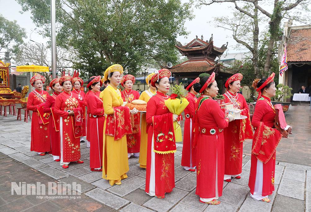 Đoàn tế nữ quan tại Đền thờ Nguyễn Công Trứ.