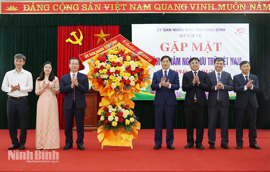 Đồng chí Nguyễn Anh Chức, Ủy viên Ban Thường vụ Tỉnh ủy, Phó Chủ tịch UBND tỉnh tặng hoa chúc mừng cán bộ, công chức, viên chức ngành Lưu trữ tỉnh nhân dịp kỷ niệm 80 năm Ngày Lưu trữ Việt Nam.