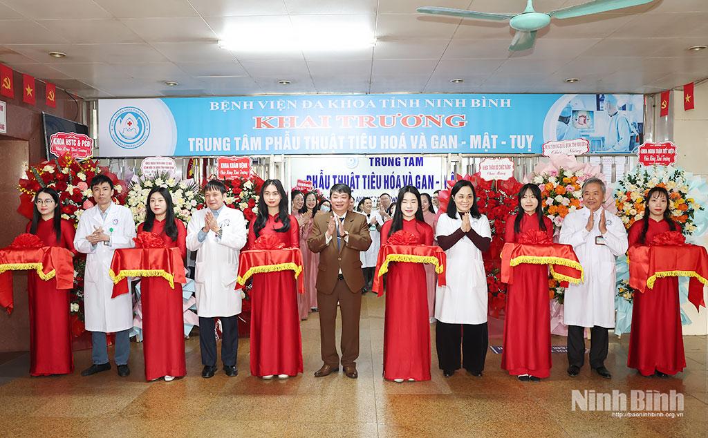 Các đại biểu cắt băng khai trương Trung tâm Phẫu thuật Tiêu hóa.