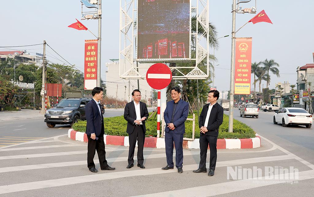 Đồng chí Đặng Xuân Phong, Ủy viên Trung ương Đảng, Bí thư Tỉnh ủy, Trưởng Đoàn đại biểu Quốc hội tỉnh kiểm tra công tác tuyên truyền trực quan tại phường Phủ Lý.