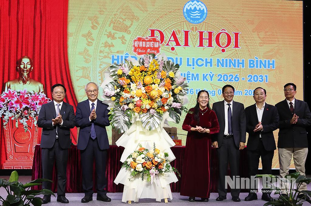 Lãnh đạo Hiệp hội Du lịch Việt Nam tặng hoa chúc mừng Đại hội.