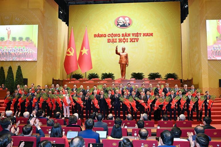 Tổng Bí thư Tô Lâm, Chủ tịch Quốc hội Trần Thanh Mẫn và Thường trực Ban Bí thư Trần Cẩm Tú tặng hoa cho các đồng chí Ủy viên Trung ương Đảng khóa XIII không tham gia Ban Chấp hành Trung ương Đảng khóa XIV.