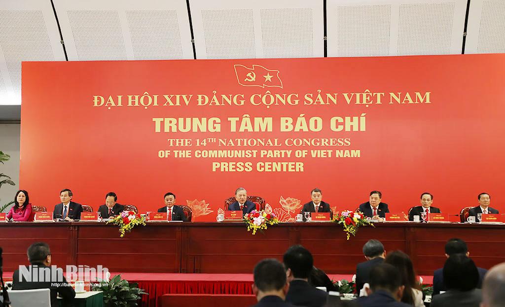 Quang cảnh họp báo.